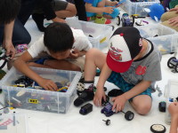 集中してロボットを製作中！